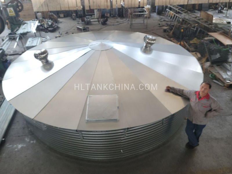 Corrugated water tank with roof