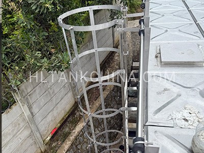 Pressed steel rectangular sectional water tank external ladder